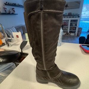 Wanderlust Wide Calf Gray and Black Lined Boots